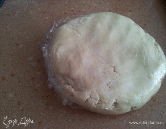 Тесто обернуть клеенкой или положить в пакет. Отправить в холодильник на 2 часа, не меньше.