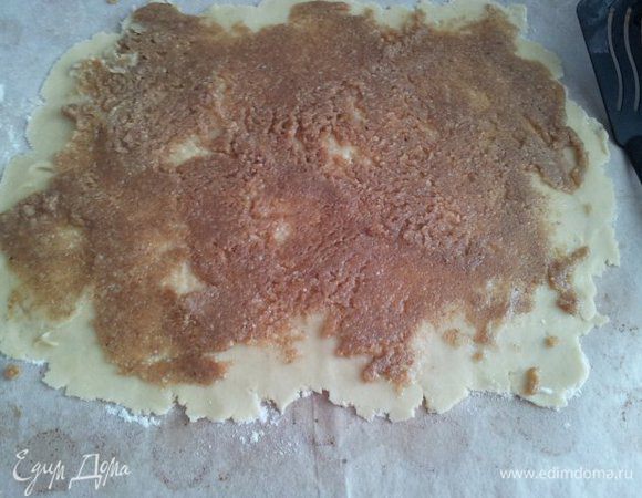 Достаем тесто из холодильника и раскатываем тоненько уже на пергаменте. Намазываем сверху начинку (я сфотографировала раньше, после подравняла. Принцип понятен) Тесто наше заворачиваем в плотненький рулет и отправляем в морозильник на 1 час или в холодильник на несколько часов.
После часа в морозилке нарезаем наш рулет примерно по толщине 3-5 мм, раскладываем на пергаменте и выпекаем 12-15 мин при температуре 170 градусов.
Печеньки должны оставаться беленькими после выпечки. 

