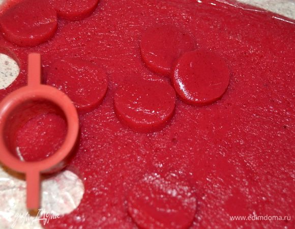 Нарезаем медальки из замороженного конфи. По размеру они должны быть меньше медовых бисквитов.