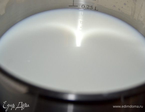  Приступаем к ванильному муссу. Желатин (15г) замачиваем. Молоко ставим на огонь.