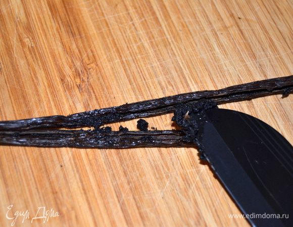 Берем 2 стручка ванили, разрезаем пополам, счищаем семена. Добавляем в молоко стручки и семена. Никакими сиропами, экстрактами и порошками заменять нельзя, нарушится структура мусса.