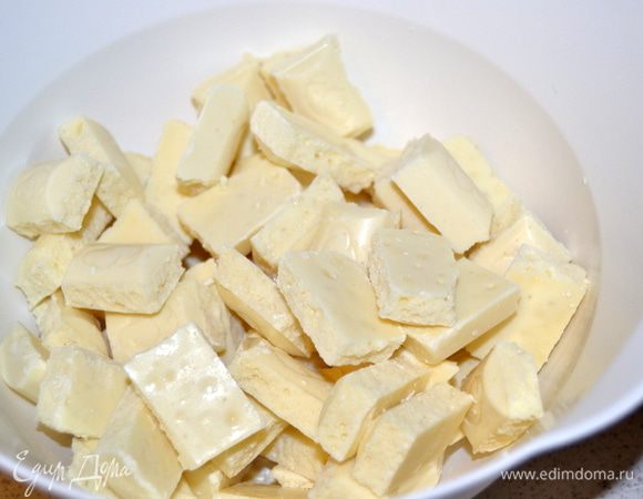 Шоколад наломать и поместить в глубокую емкость. Мне не удалось приобрести шоколад более высокого качества, но и с этим получилось не плохо.