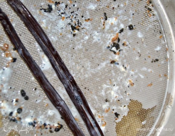 Через сито влить горячее молоко в шоколад. Шоколад растопится. Мешаем венчиком до однородности.