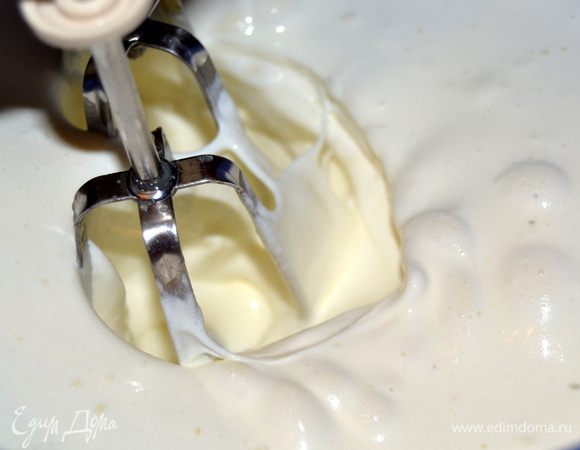 Взбить миксером охлажденные сливки.