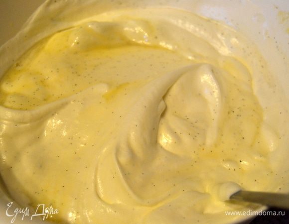 Шоколадная эмульсия должна остыть до 40 градусов. Измеряем термометром. Начинаем вводить частями сливки, перемешиваем ложкой. Ни в коем случае не использовать миксер, он все испортит.