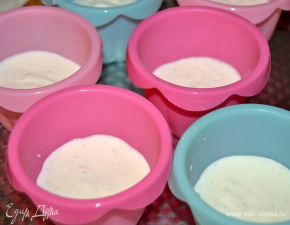 Наполняем формы муссом на 1\3 Предварительно формы необходимо поставить на твердую поверхность, чтобы можно было перенести и поставить в морозилку, не деформируя слои.