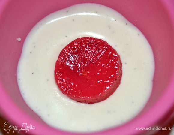 Дальше наша задача уложить ровно по середине кисленькую медальку. Тут два варианта: можно сначала подморозить первый слой мусса, затем положить медальку, а можно сразу в жидкий мусс. Разницы принципиальной нет, но на подмороженный положить ровно легче.