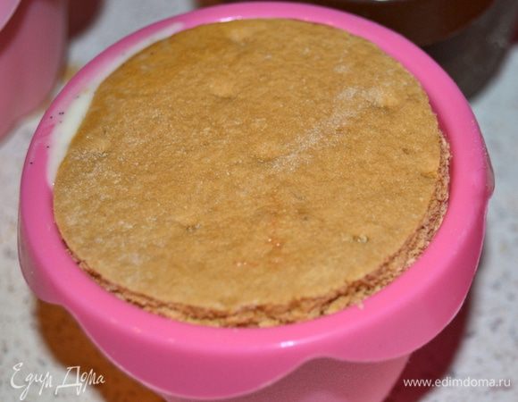 Бисквит, как вы заметили, у нас будет сверху. Укладываем его плотно и немного вдавливаем.Отправляем в морозилку как минимум на 3 часа.