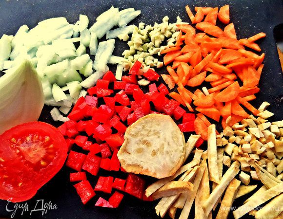 Коренья, помидор нарежем соломкой или кубиками.