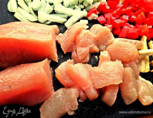 Куриное филе обсушим и нарежем на удобные кусочки.