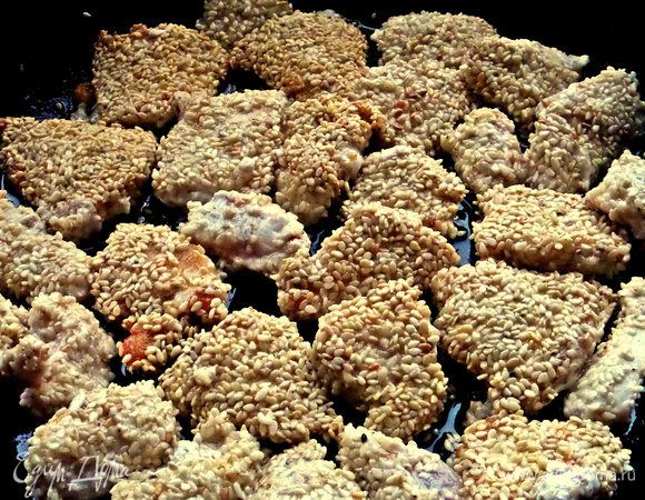 Обжарить в оливковом масле с двух сторон... Осторожно! Семечки в раскалённом масле "стреляют"!