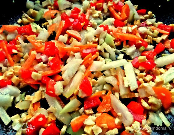 А в сковороду после курицы высыпать овощи (пока без помидора).