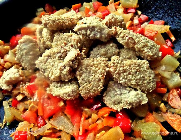 Возвращаем в сковороду курицу, солим, приправляем.