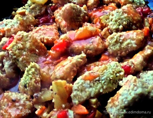 Вливаем соусы и немного воды.