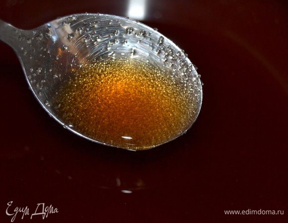 Приступаем к глазури. Желатин замочить. В сотейнике смешать сахар (150г), воду (75г), сироп глюкозы (150г), у меня в данном случае карамельный сироп. Ставим на огонь и ждем растворения сахара. Затем добавить отжатый желатин. Перемешать.