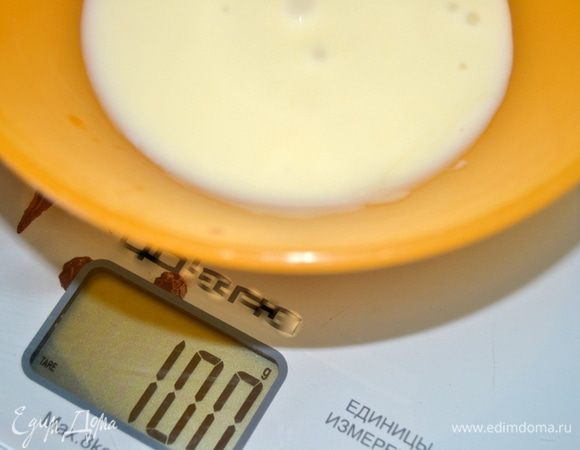 Отмеряем сгущенное молоко.