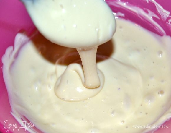 Взвешиваем шоколад и растапливаем его. Можно в микроволновке ( прогреть, достать, перемешать, опять прогреть по 15 сек). Смешиваем со сгущенным молоком.