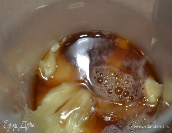 Вливаем тонкой струйкой сироп. Добавляем краситель по капле, пока не добьетесь желаемого результата.