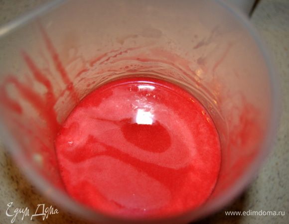 Берем погружной блендер и начинаем перемешивать глазурь. Тут очень важно не получить пузырьков. Во избежании этого, берем высокий, узкий стакан, блендер погружаем и держим вертикально, не поднимая его высоко, не вытаскивая над поверхностью глазури. Если всё же появились пузырьки, можно глазурь пропустить через мелкое сито.