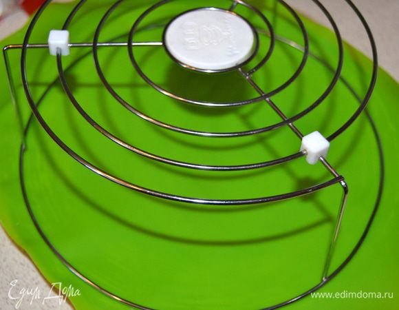 Подготавливаем конструкцию для заливки пирожных. На противень или большую плоскую тарелку, застеленную силиконовым ковриком, ставим решетку.