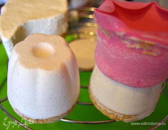 Достаем наши заготовки из морозилки. Они хорошо выскакивают из силиконовых формочек. В идеале, конечно, лучше брать с ровным, округлым дном. Причем такие заготовки могут хранится в морозилке до 3х месяцев в герметичной упаковке.