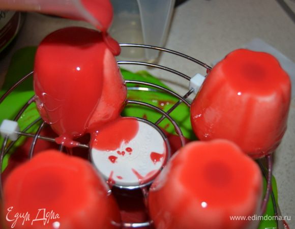 Глазурь должна остыть до 35-40 градусов. Если она будет горячее, то просто стечет с замороженного пирожного и не зацепится на нем. Если слишком остыла, то будет сильно тягучая и может лечь кусками. Поливаем сверху движениями по спирали. Оставляем на минуту, затем повторяем заливку. Снизу можно собрать глазурь и поливать ей повторно при условии, что в ней нет крупинок и крошек. Оставшуюся глазурь можно закрыть пленкой, прилепить ее к поверхности и хранить в холодильнике до месяца, перед использованием нагреть до 30 гр.