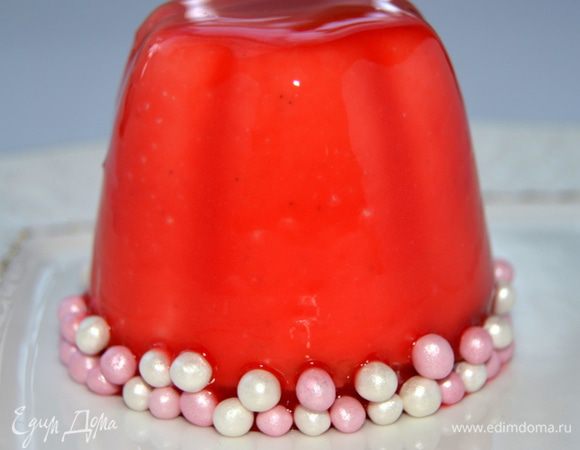 Снимаем пирожные лопаткой, аккуратно поддеваем под низ, приподнимаем и проводим по решетке, чтобы оторвать тянущиеся нити глазури. По низу можно присыпать молотыми орешками, любыми присыпками, это еще и для того, чтобы замаскировать неровности по нижнему краю. Глазурь очень нежная и ее можно с легкостью повредить. Поэтому с перемещениями нужно быть очень аккуратной. Но если вдруг где-то задели и глазурь порвалась, ее можно замаскировать ягодкой, орешком или на ваш вкус. Храним до подачи в холодильнике.