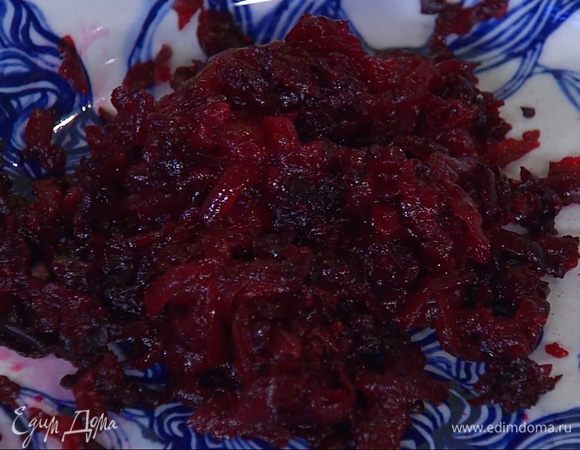 Свеклу предварительно запечь, затем почистить и натереть на крупной терке.