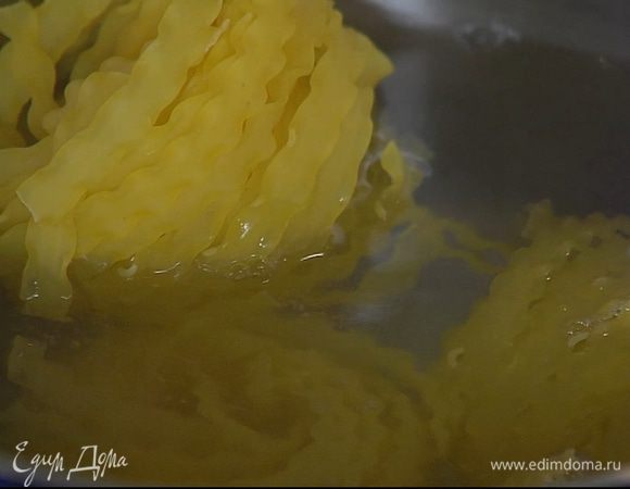 Фестонате отваривать в подсоленной воде на минуту меньше, чем указано на упаковке, затем воду слить и сохранить.