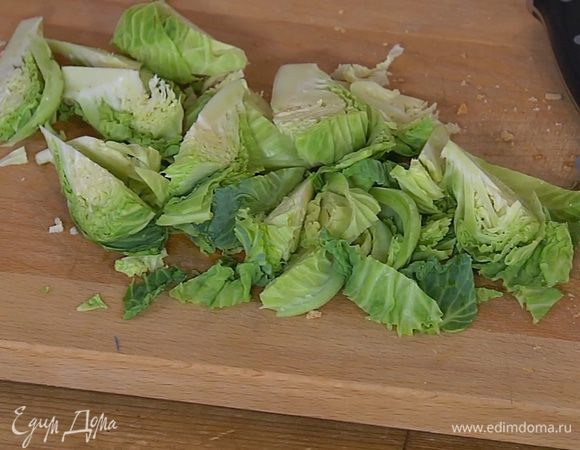 Савойскую капусту нарезать небольшими дольками.