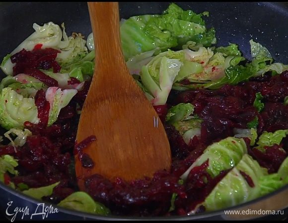 Добавить свеклу, посолить, перемешать и все обжарить.