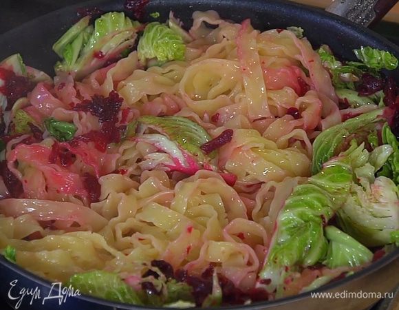 Горячую пасту выложить к капусте со свеклой, перемешать, влить немного воды, в которой варились макароны, посыпать листьями тимьяна и все еще немного прогреть.