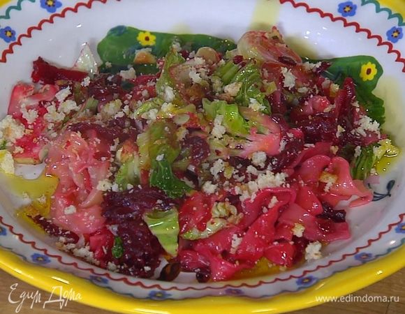 Готовую пасту с овощами посыпать домашними сухарями и сбрызнуть оставшимся оливковым маслом.