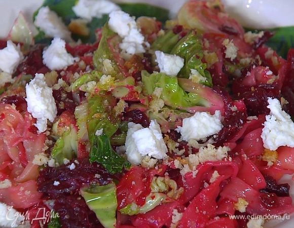 Козий сыр поломать на небольшие кусочки и посыпать пасту.