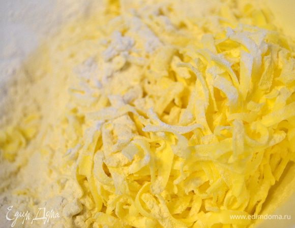 Холодное сливочное масло натереть на терке, перемешивая с мукой. Добавить соль. Сок лимона добавить в ледяную воду. Все смешать, замесить тесто, скатать в шар и убрать в холодильник на 30 мин. Тем временем готовим начинку.