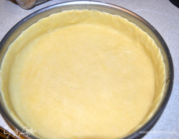 Одну четвертую от теста отделить, большую часть раскатать и выложить в форму. Сделать бортики.