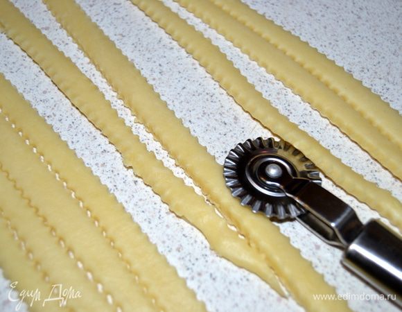 Оставшуюся часть теста раскатать и нарезать полосками.