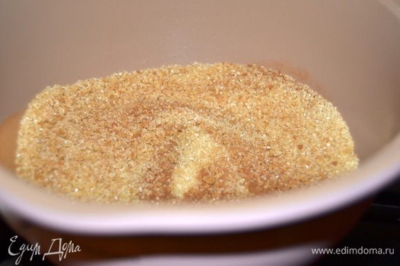 Готовим вишневую начинку: в сотейнике соединить сахар, корицу и соль.