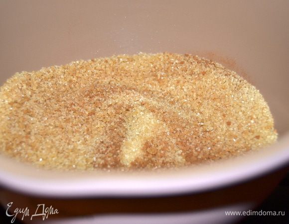 Готовим вишневую начинку: в сотейнике соединить сахар, корицу и соль.