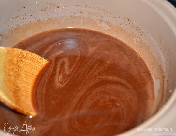 Добавить воду или вишневый сок (у меня остался после разморозки вишни). Довести сироп до кипения. Крахмал развести в холодной воде, затем ввести в сироп.