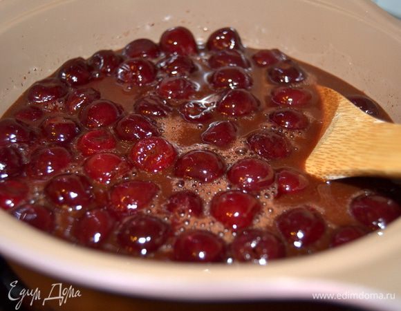 Добавить в сироп (700г  без косточек) вишню, прогреть пару минут.