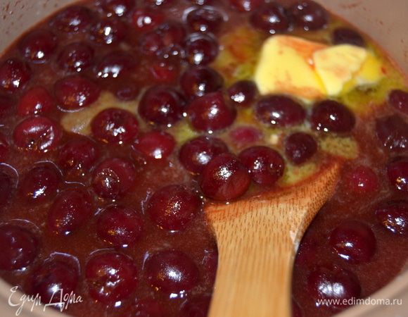 Снять с огня, добавить масло, лимонный сок и полностью остудить.