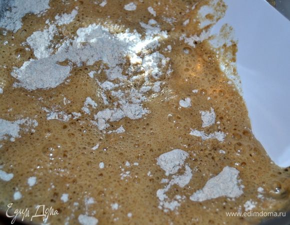 В глубокую миску выливаем пиво, добавляем дрожжи и разводим их до полного растворения. Добавляем всю ржаную муку и 400 г пшеничной. Хорошенько перемешать. Получится жидкое тесто.Накрываем полотенцем и оставляем на 2 часа.