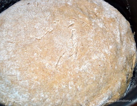 Затем в тесто-опару добавляем оставшиеся ингредиенты и вымешиваем тесто пока не станет отлипать от рук. Муку не добавляем! Сформировать шар. Миску присыпать мукой, уложить тесто, накрыть полотенцем и оставить на 45 минут. Затем еще раз обмять тесто, скатать в шар, вернуть в миску, накрыть и дать отдохнуть еще 45 минут.