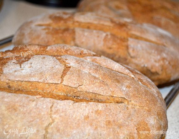 Духовка разогрета до 250 гр. На батонах делаем надрезы. Быстро открываем духовку, обрызгиваем водой из пульверизатора и быстро не выпуская жара закладываем противень с батонами. Печем 5 минут, затем уменьшаем температуру до 220 гр и печем еще 25 минут. Стучим снизу по батону, если звук пустой и гулкий, значит хлеб готов. Остудить на решетке.