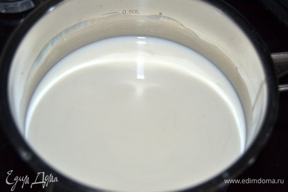 Заварной крем: вскипятить молоко с сахаром и ванильным экстрактом.