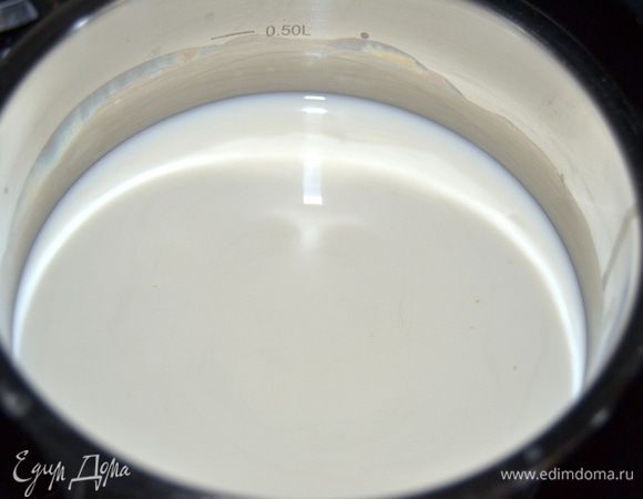 Заварной крем: вскипятить молоко с сахаром и ванильным экстрактом.