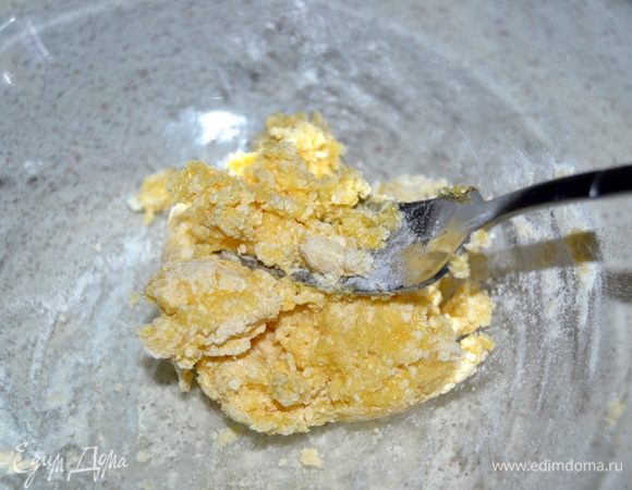 Два желтка растереть с мукой и кукурузным  крахмалом (по полторы ложки каждого).