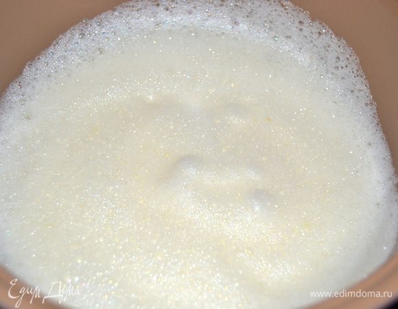 Постепенно вливаем половину горячего молока. Не перестаем интенсивно мешать.