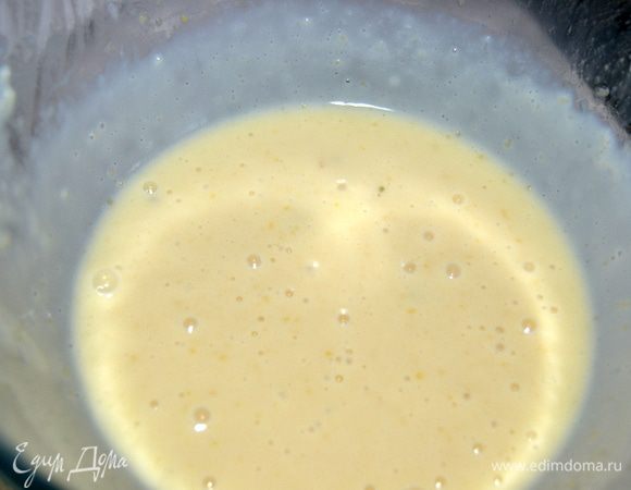 Затем  выливаем яично-молочную смесь в кастрюлю с оставшимся молоком. Ставим на огонь и помешивая доводим до кипения. Но не кипятим. Крем должен загустеть. Охладить.